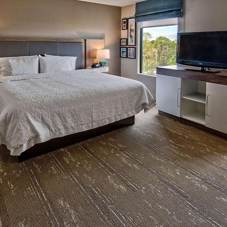 Hampton Inn & Suites Fort Myers Естеро Екстериор снимка
