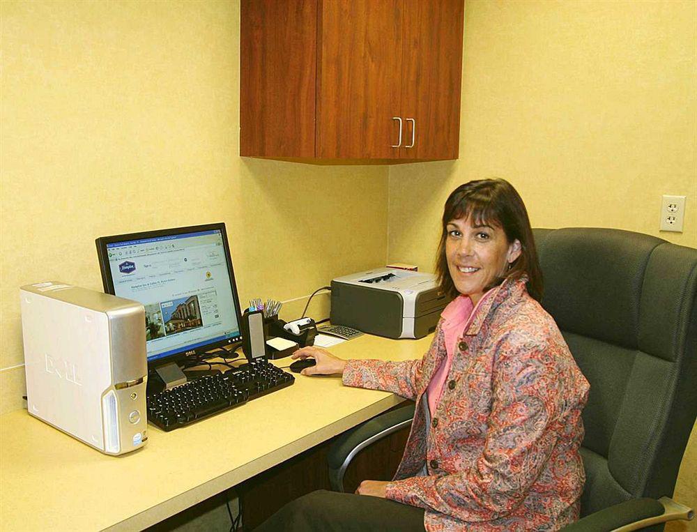 Hampton Inn & Suites Fort Myers Естеро Съоръжения снимка