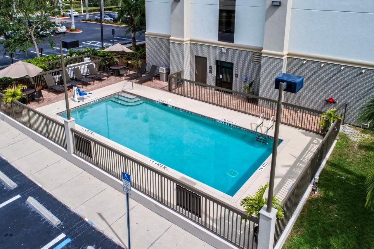 Hampton Inn & Suites Fort Myers Естеро Екстериор снимка
